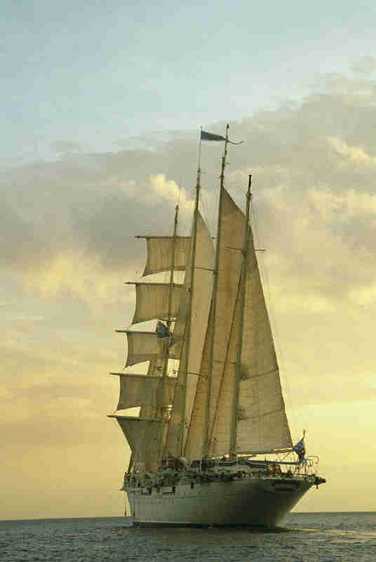 Star Clipper in sail taken from the stern, on 5 April 2000