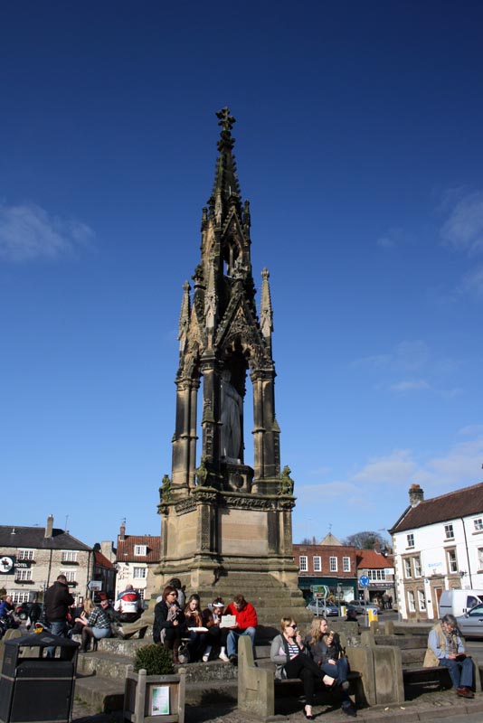 Statue of William Duncombe, 2nd Baron Feversham